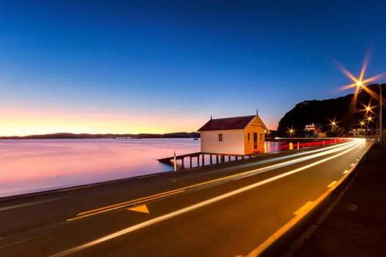 和海豚一起玩的地方,与海豚接触的地方