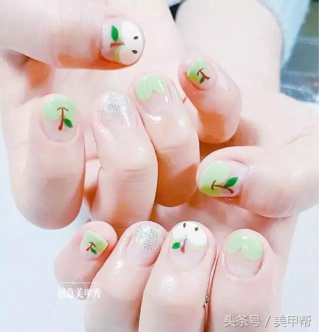 夏天的美甲款式短指甲显白,指甲又短又宽怎么美甲