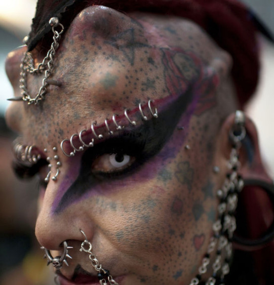 35岁女子整容成“吸血鬼”，头部植入4块钛合金犄角，女儿好怕