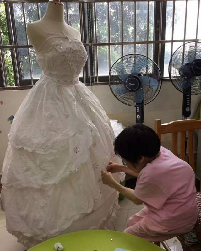 废旧物做战袍，红山街工疗站“环保+”创意演绎“服装时尚秀”