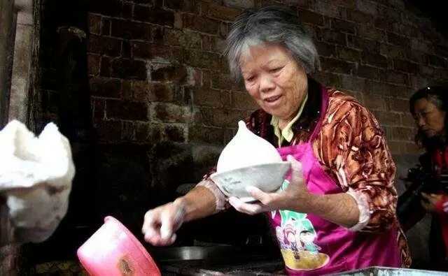 老太太卖东西摆摊,70岁老太太街头卖小吃