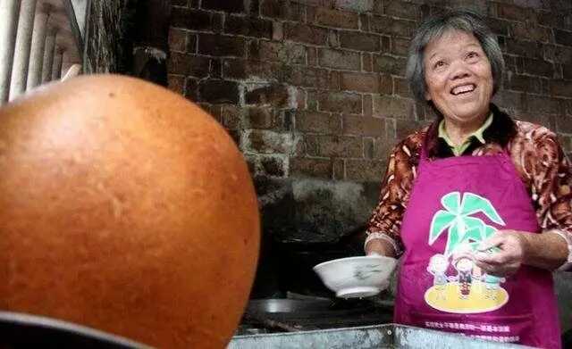 老太太卖东西摆摊,70岁老太太街头卖小吃