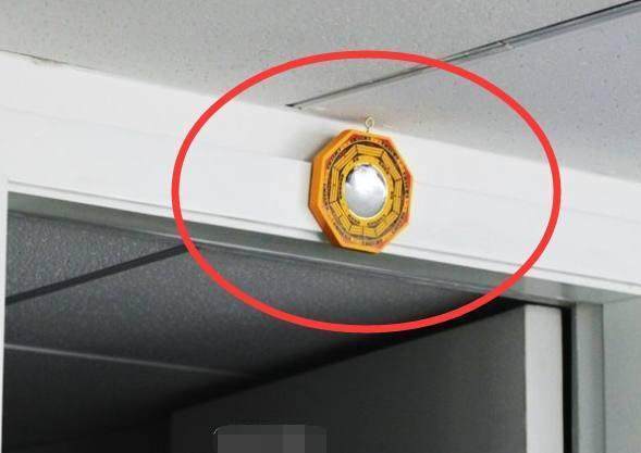 邻居对门挂镜子对我家有什么影响,邻居窗户挂镜子怎么化解