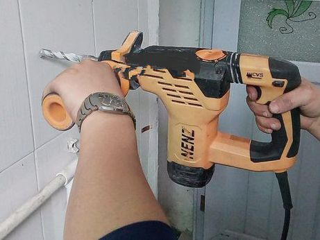 墙插座松动怎么处理,墙上插座松动接触不良怎么办