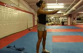 徒手深蹲50个深蹲相当于跑多少米,深蹲的标准姿势是怎样的