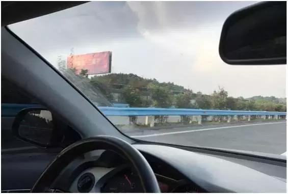 遵义机场高速茶广告，是捧腹大笑，还是该忧虑恐惧？