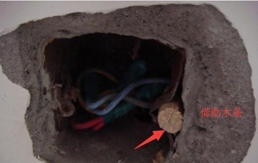 墙插座松动怎么处理,墙上插座松动接触不良怎么办