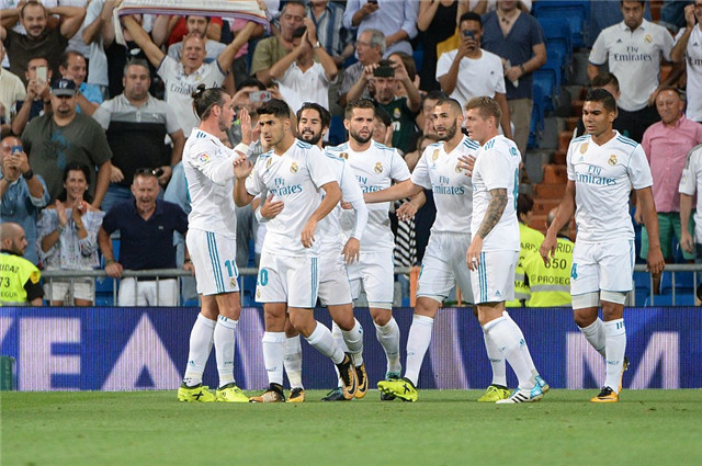 本泽马错失空门齐达内拍草皮,齐达内评价贝尔本泽马