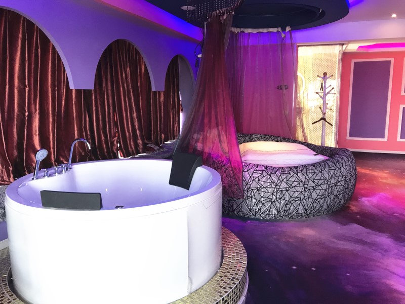 情趣主题酒店内原来是这样的，看得我脸都红了！