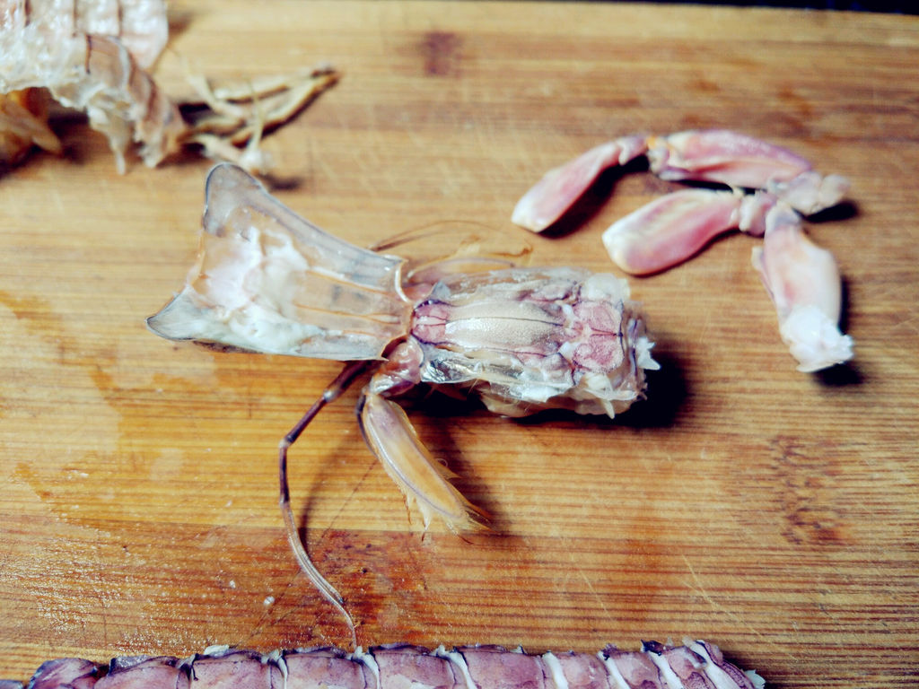 虾爬子怎么去壳,怎么剥皮皮虾的壳不扎手