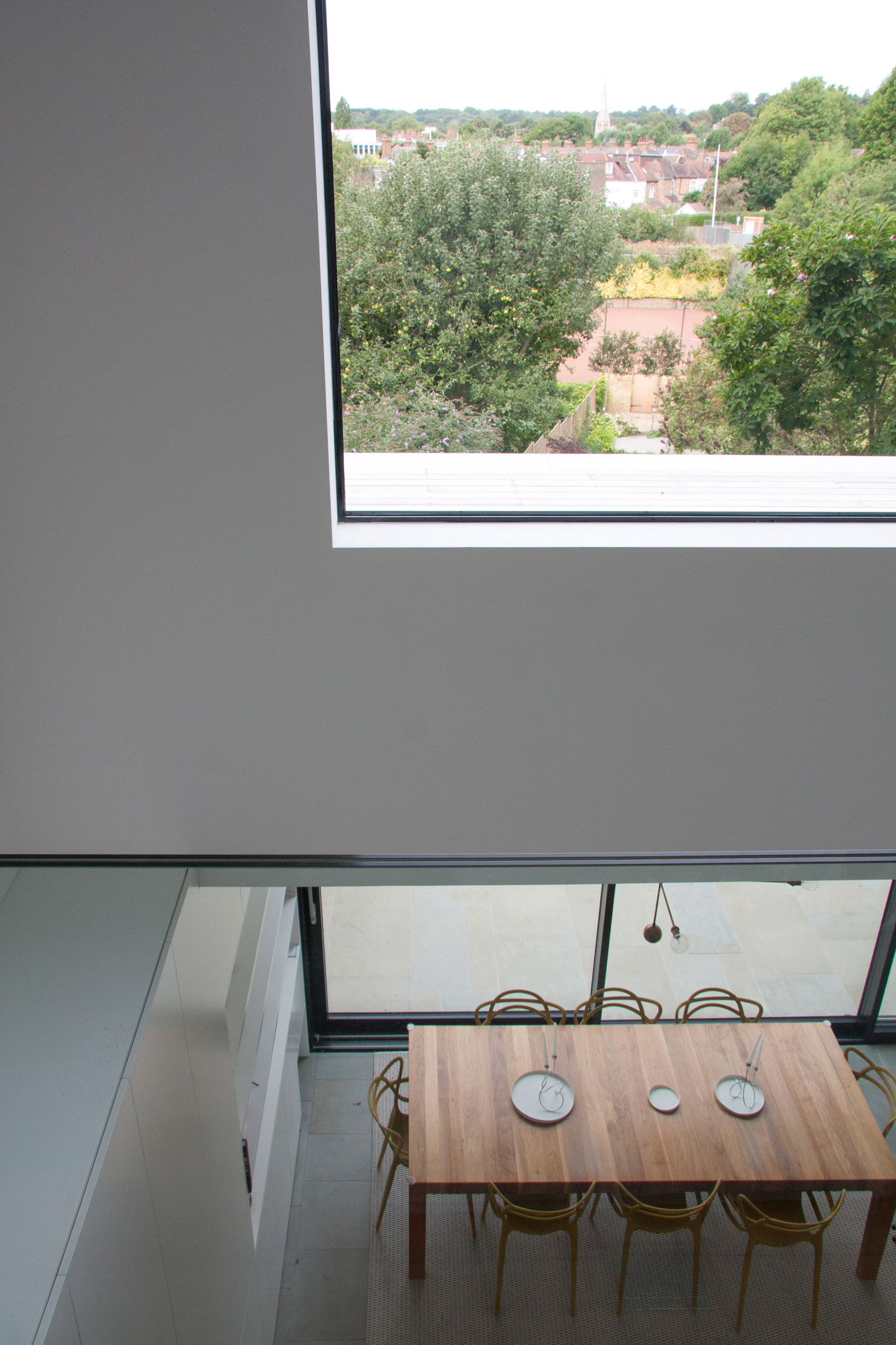 货架单元和隐蔽门分开翻新伦敦之家