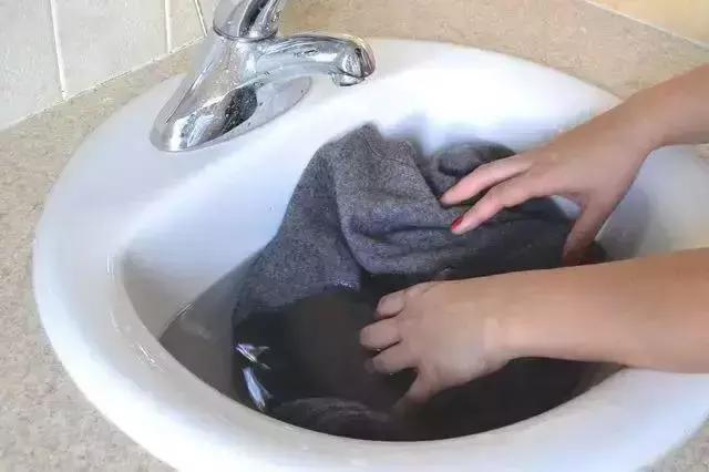 羊毛外套衣服缩水了怎么恢复原样,如何轻松解决衣服缩水问题