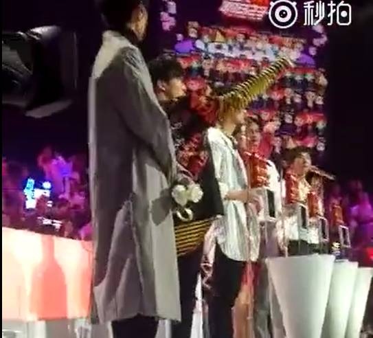 明日之子薛之谦摔话筒被删了吗,明日之子薛之谦说出节目黑幕