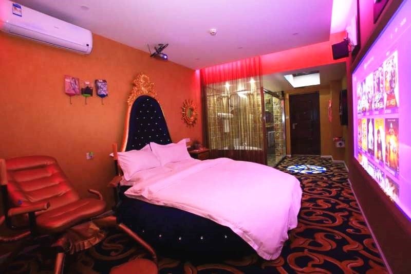 情趣主题酒店内原来是这样的，看得我脸都红了！