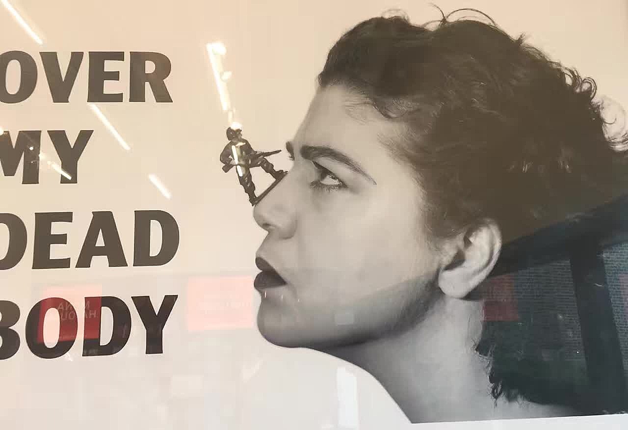 女艺术家先使用内脏视频的性能，探索身体內部的器官与肠道子宮