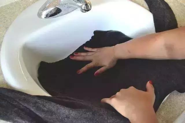 羊毛外套衣服缩水了怎么恢复原样,如何轻松解决衣服缩水问题