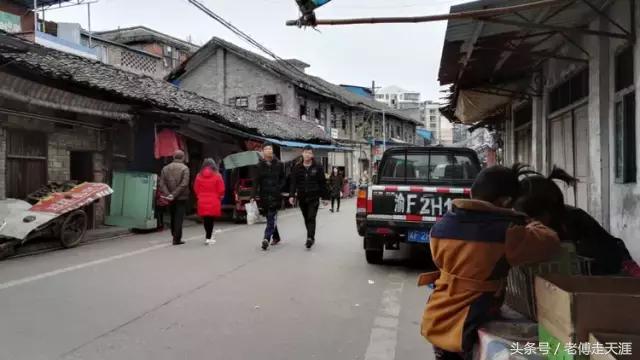 梁中与红中曾合校办学多年~两校原是亲生血缘关系