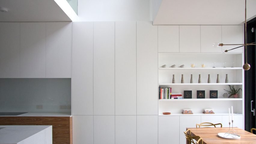 货架单元和隐蔽门分开翻新伦敦之家