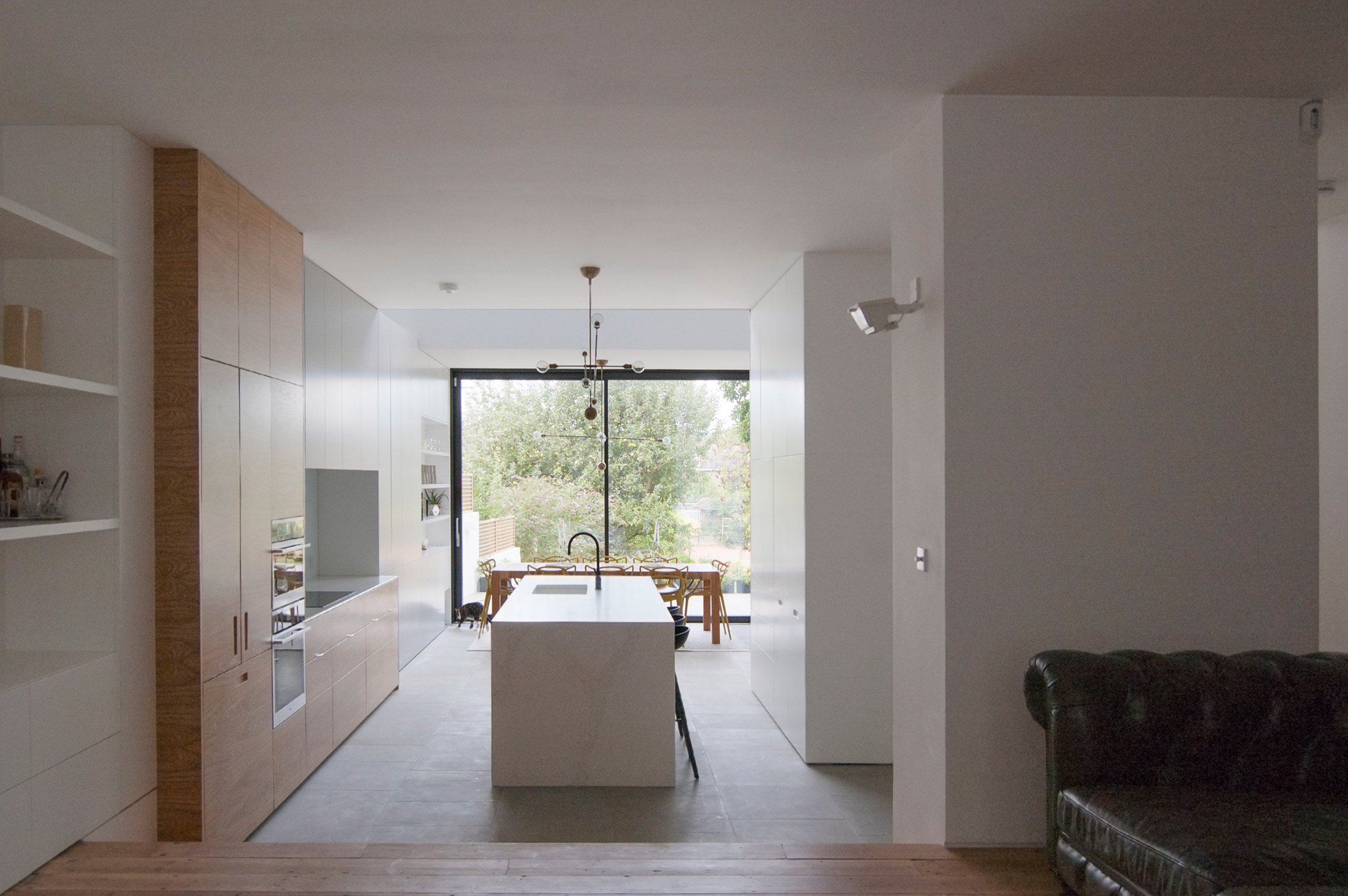 货架单元和隐蔽门分开翻新伦敦之家