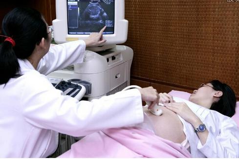 孕妇梦到28周就生了孩子,28岁孕妇怀孕挺着大肚子