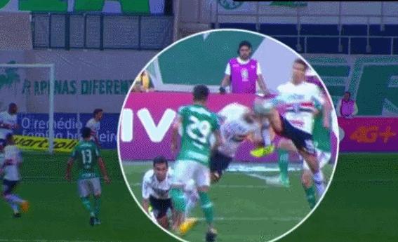 巴甲联赛惊魂一幕：埃尔纳内斯膝盖猛磕队友太阳穴