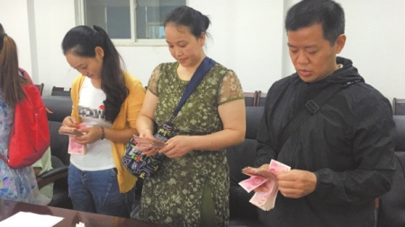 法不容“赖”成都狮子楼老板抱10万现金上门还钱