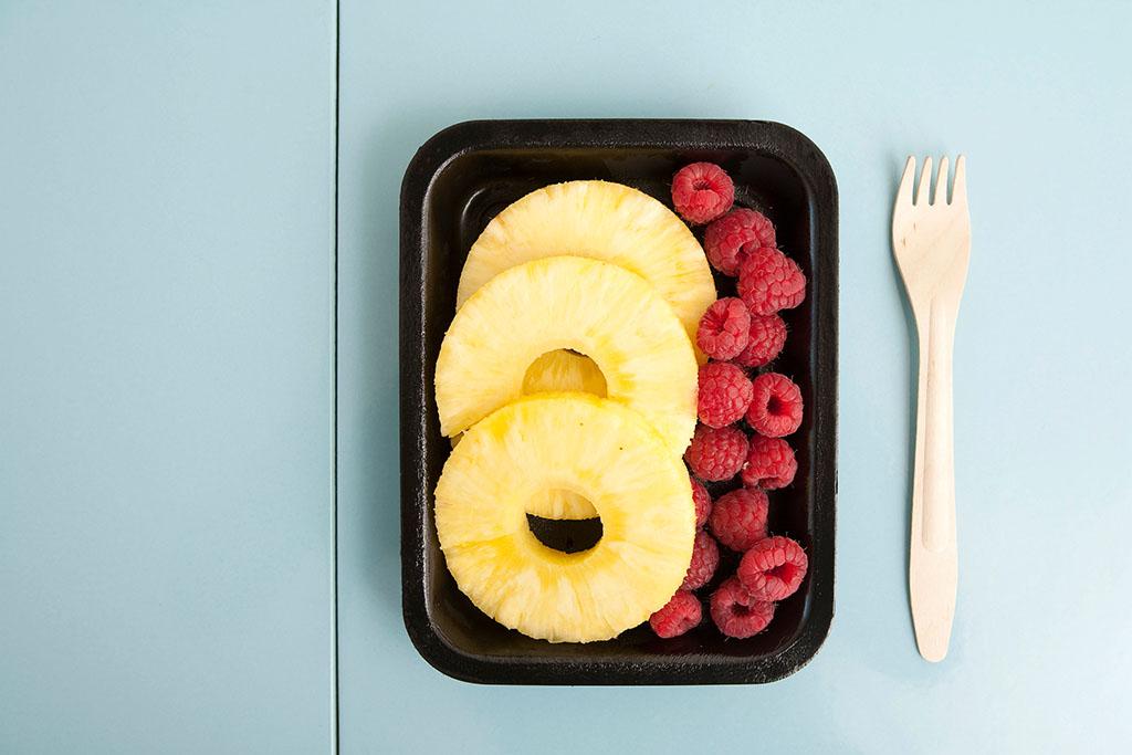 菠萝里含一种能分解肉类的酶，你猜自己是在吃菠萝，还是被菠萝吃