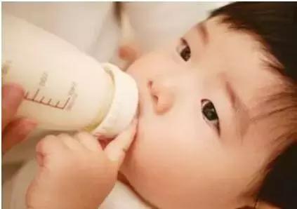 母乳不够能马上喝奶粉吗,月子里母乳不够正确的加奶粉方法