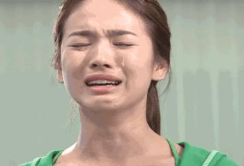 女孩戴隐形眼镜一个月未取失明,眼睛里取出来三十几片隐形眼镜