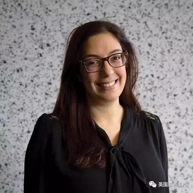 女孩戴隐形眼镜一个月未取失明,眼睛里取出来三十几片隐形眼镜