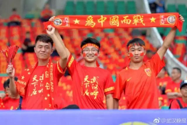 赢了！中乌大战1:0！*歌国**响彻江城！