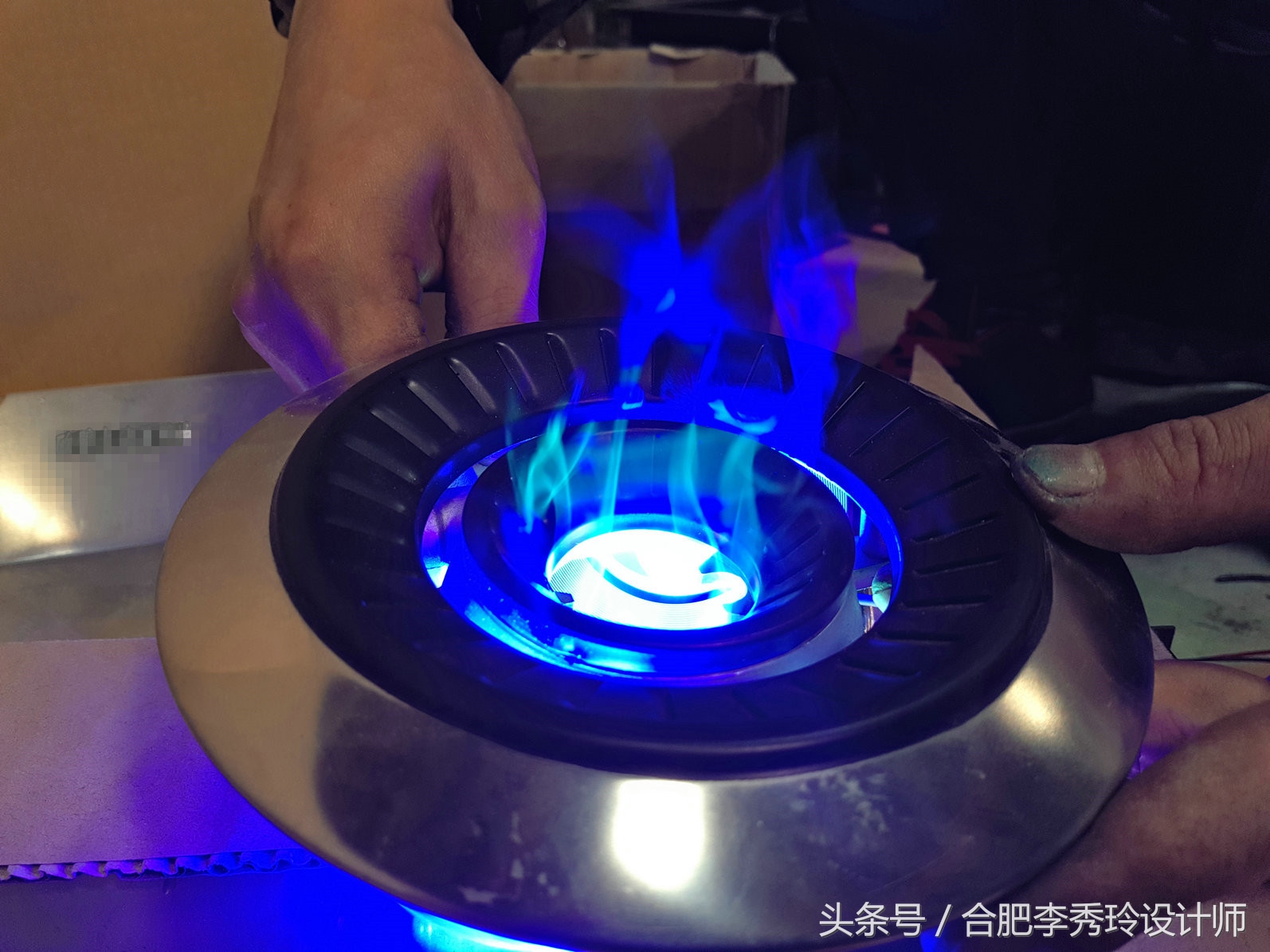 燃气灶火焰怎么调都是红色,燃气灶一开始蓝火慢慢变红火