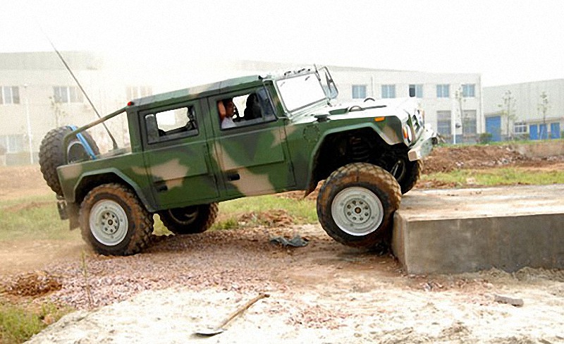 全面超越悍马，国产越野车售价百万，跟它比吴京开的BJ40就像玩具