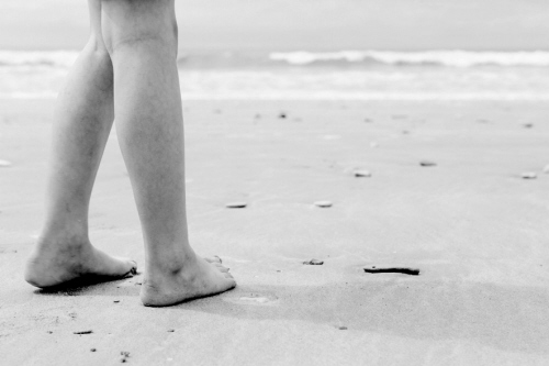 孩子去游乐场玩睡一觉腿瘸,五岁孩子去海边玩水回来发烧