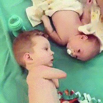 残疾无手小男孩,残疾男孩给弟弟奶嘴