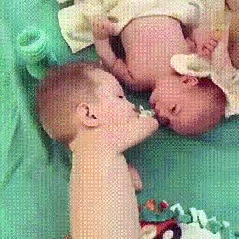 残疾无手小男孩,残疾男孩给弟弟奶嘴