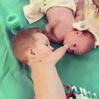 残疾无手小男孩,残疾男孩给弟弟奶嘴