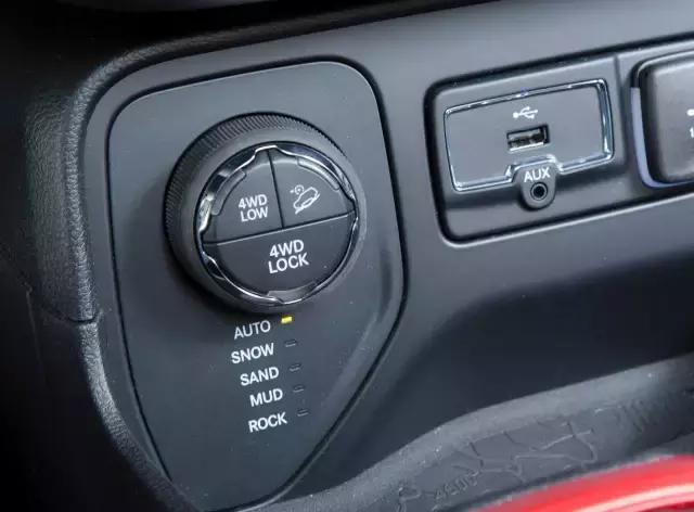 jeep自由侠2.09at油耗,jeep自由侠四驱雪地测评