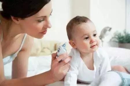 宝宝发烧吃了布洛芬还物理降温吗,发烧的宝宝睡着要不要做物理降温