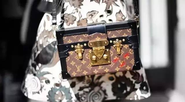 总说要Chanel、LV包包，但你连锁扣怎么打开都不知道！