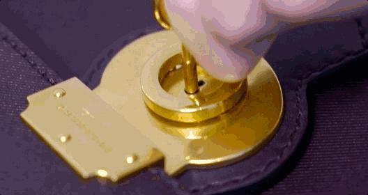 总说要Chanel、LV包包，但你连锁扣怎么打开都不知道！