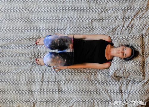 清早起床后背痛？睡前做完这8个动作，显著减轻背痛