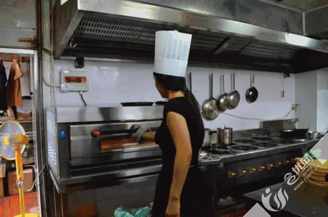 有颜值的披萨制作,合川女汉子