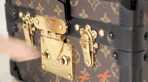 总说要Chanel、LV包包，但你连锁扣怎么打开都不知道！