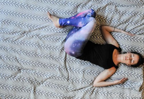 清早起床后背痛？睡前做完这8个动作，显著减轻背痛