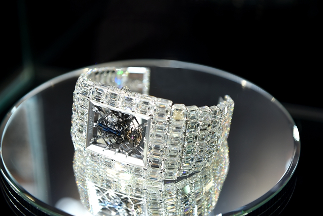 关之琳试戴一亿手表,向太关之琳钻石手表