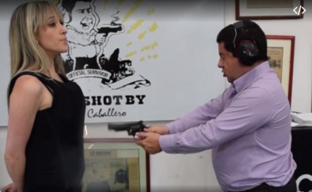 男子用枪瞄准自己的女友,男子用枪射人