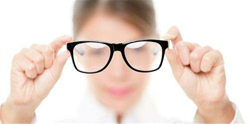 戴框架眼镜会让眼变小吗,长期戴框架眼镜脸部会变形吗
