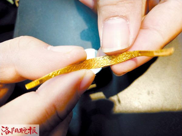 洛阳市民带金戒指参加活动，却被告知是假货