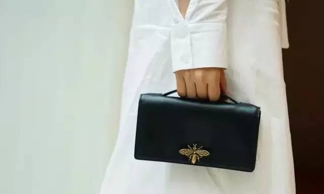 总说要Chanel、LV包包，但你连锁扣怎么打开都不知道！